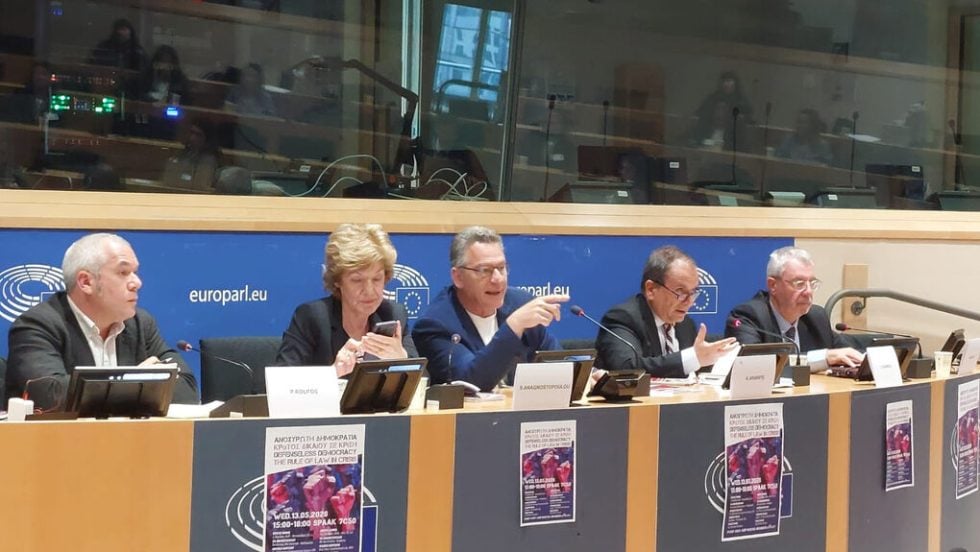 Αυταρχική κυβέρνηση, απροστάτευτη κοινωνία